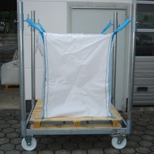 Stapelbares Universalrack für Big Bags, ideal für Schüttgüter und Bauschutt, höhenverstellbar und sicher.