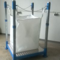 Big Bag Befülleinrichtung mit stabiler Bodenplatte und integrierten Gabelerschuhen – ermöglicht einen sicheren und einfachen Transport per Gabelstapler sowie eine effiziente Befüllung.