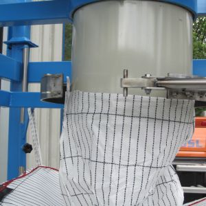 Einhand-Momentschelle_mit_Einlaufschlauch_.jpg Staubarme Lösung: Einhand-Klemmschelle für sicheres Fixieren von Big Bag Einlaufschläuchen durch nur eine Arbeitskraft.