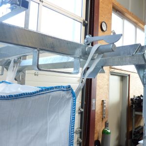 Sichere Industrieausführung des Big Bag Befüllgestells, höhenverstellbar, staubarm.