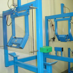 Optimierte Big Bag Entleerung: Einwirkungsstärke elektrisch oder pneumatisch einstellbar.