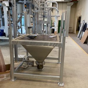 bop_system_auffangtrichter_im_betrieb.jpg Schüttgutauffangwanne für kontinuierlichen Materialfluss beim Big Bag Wechsel