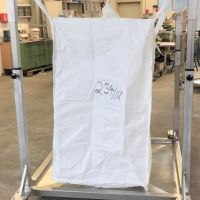 Mobiles Big Bag Befüllgestell mit Rollen, ausgestattet mit einer integrierten Auffangwanne für Flüssigkeiten und einem zentralen Ablauf – ideal für Anwendungen, bei denen Flüssigkeiten während des Befüllprozesses aufgefangen und sicher abgeführt werden müssen.