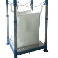 Stapelbare Big Bag Befülleinrichtung mit Bodenplatte und Gablerschuhen – für einfache Befüllung und sicheren Transport per Gabelstapler.