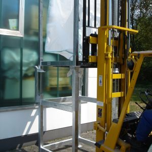 Entleerung durch automatische Anhebung des Big Bags, Dosierung und Verschließen