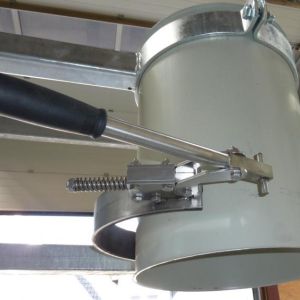 einhand_klemmschelle_offen.jpg Big Bag Einlaufschlauch fixieren mit Einhand-Klemmschelle – perfekte Lösung für sicheres Arbeiten allein.<br />
<br />