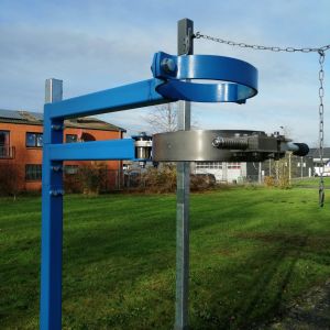 Effiziente Big Bag Befülleinrichtung mit Mast für sicheren Halt des Einlaufschlauchs und einfache Einhand-Bedienung der Fixierschellen.