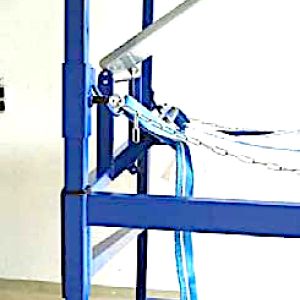 Industrielles Big Bag Befüllgestell mit ergonomischer Auflage für die Sackentleerung und einfacher Schlaufenlösung für schnelles Lösen der Big Bag Schlaufen.
