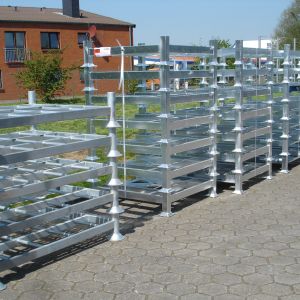 Höhenverstellbares Universalrack für Big Bags, stapelbar und sicher für Schüttgüter und Bauschutt.