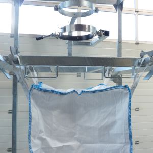 Sicheres Big Bag Befüllen mit höhenverstellbarer Staplertraverse und robustem Gestell.<br />