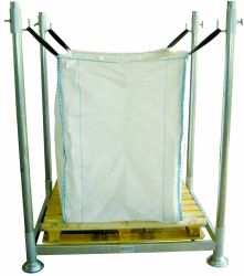 Stapelbares, verzinktes Universalrack für unterschiedliche Big Bag Größen, höhenverstellbar und sicher.