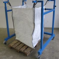 Fahrbares Big Bag Befüllgestell mit Rollen für einfache Handhabung, schnellem Schlaufen-Lösemechanismus – ideal auch zur Verwendung unter BBE-Systemen.