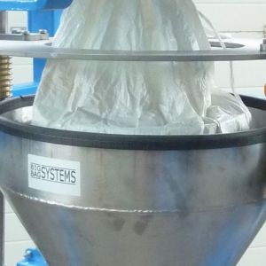 Effiziente Schüttgut-Übergabe: Big Bag Auslauf zum Zweirohr-Trichter und weiter in den Industrieprozess.