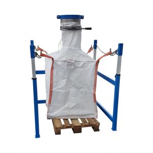 Big Bag Befüllgestell mit robustem Mast, der den Einlaufschlauch aufrecht hält und eine staubarme Befüllung ermöglicht.