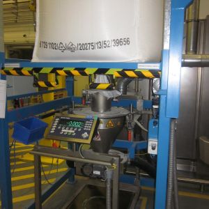 Staubfreie Verbindung von Big Bag mit der weiteren Produktionseinheit.