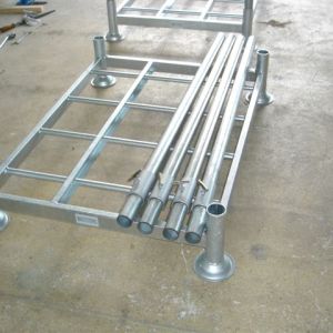 Höhenverstellbares Universalrack, verzinkt und stapelbar, für Schüttgüter und Bauschutt, mit Handhubwagen verfahrbar.