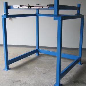 Stabiler Big Bag Tisch mit Seiliris-Dosierarmatur für industrielle Anwendungen.
