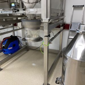 seitenansicht-waegezellen.jpg Vollautomatische Verwiegung kombiniert mit pneumatischer Dosierung, optimiert für exakte und schnelle Prozessabläufe.