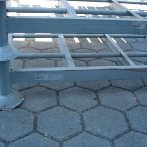 Stapelbares, verzinktes Universalrack für sichere Big Bag Lagerung und einfaches Befüllen.