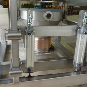 Pneumatische Anhebung der Big-Bag-Entleereinheit für leichteren Produktfluss.