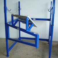 Effizientes Big Bag Befüllgestell mit Kippfunktion und leicht zu öffnenden Schlaufenhaltern – ideal für ergonomisches und komfortables Befüllen aus Säcken in industriellen Anwendungen.