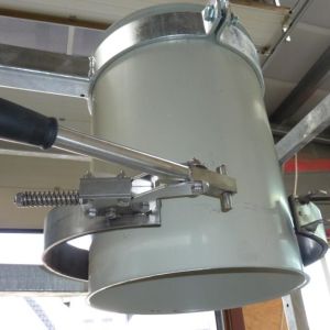 Industrielles Big Bag Befüllsystem mit Mast für stabilen Einlaufschlauch und mühelose Einhandfixierung für staubarmes Arbeiten.