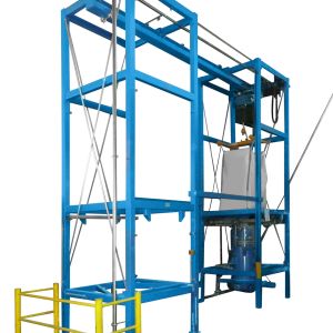 Industrielle Doppelentleerstation für Big Bags mit Kettenzug am Stahlträger für hohe Belastungen